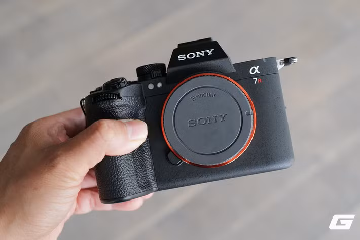 Sony cho biết mẫu mirrorless mới có thể chụp liên tiếp 30 khung hình/giây không blackout, đồng thời thực hiện tới 60 phép tính AF/AE mỗi giây nhằm tăng độ chính xác khi theo dõi chủ thể chuyển động nhanh như xe đua, chim bay hay vận động viên thể thao.(Ảnh: Genk)