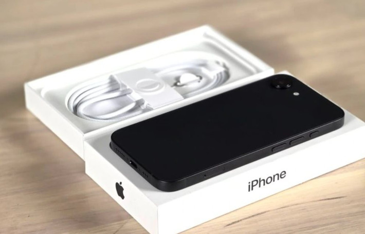 iPhone 17e đang nổi lên như một quân bài chiến lược của Apple ở phân khúc iPhone giá rẻ, hướng đến người dùng ưu tiên sự ổn định và lâu dài.