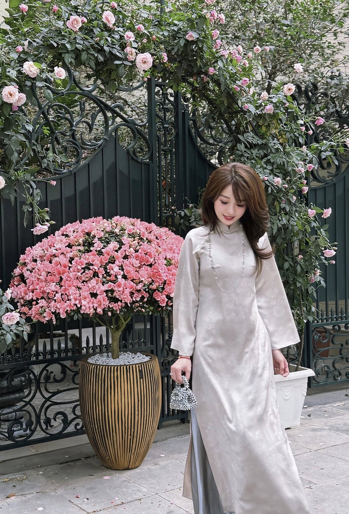 Sự tự nhiên, gần gũi nhưng vẫn cuốn hút chính là "vũ khí" giúp Hà Kim giữ vị trí đặc biệt trong lòng người hâm mộ.