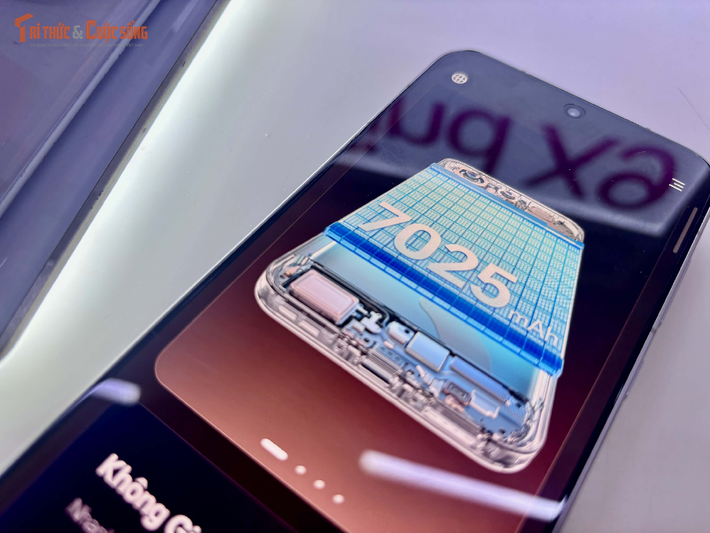 Một điểm nhấn đáng chú ý của máy là viên pin dung lượng lớn, hứa hẹn mang lại thời gian sử dụng dài.