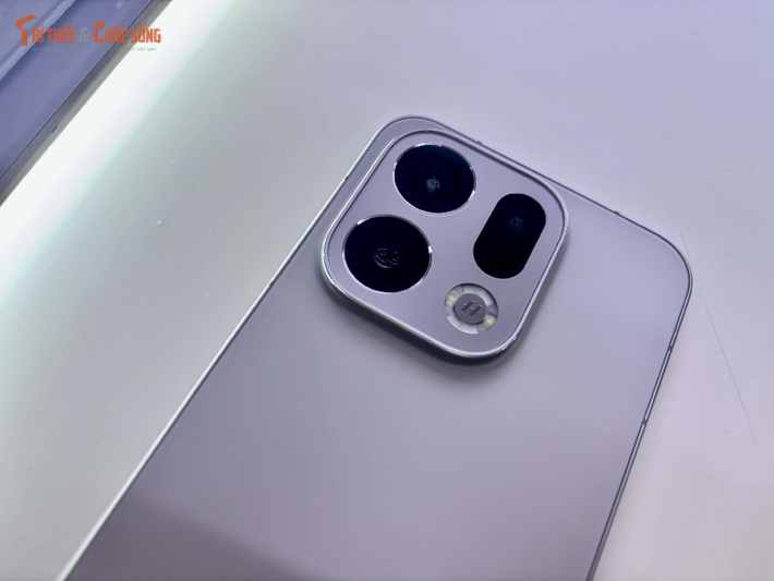 Ở mặt sau, thiết bị được trang bị hệ thống ba camera độ phân giải 50MP hỗ trợ nhiều chế độ chụp ảnh khác nhau.