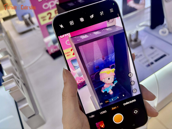 Trong đó, ống kính tele tiềm vọng cho phép zoom quang học, hướng đến trải nghiệm nhiếp ảnh linh hoạt hơn.