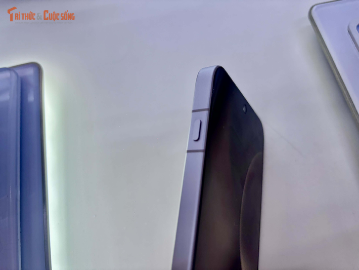 Đi kèm là bộ nhớ RAM LPDDR5X cùng bộ nhớ trong chuẩn UFS 4.0 giúp tăng tốc độ xử lý và khả năng đa nhiệm.