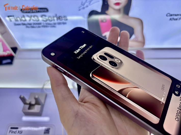 Thiết bị được định vị ở phân khúc flagship với nhiều nâng cấp về hiệu năng, camera và thời lượng pin.