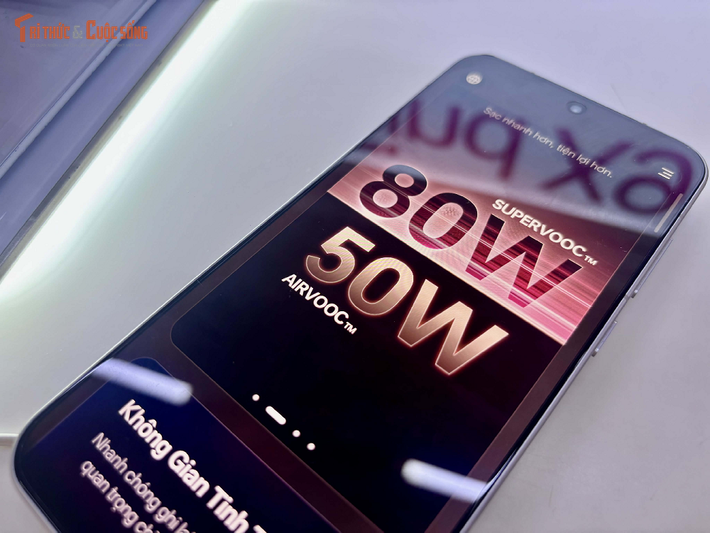 Thiết bị cũng hỗ trợ công nghệ sạc nhanh giúp rút ngắn đáng kể thời gian nạp năng lượng.