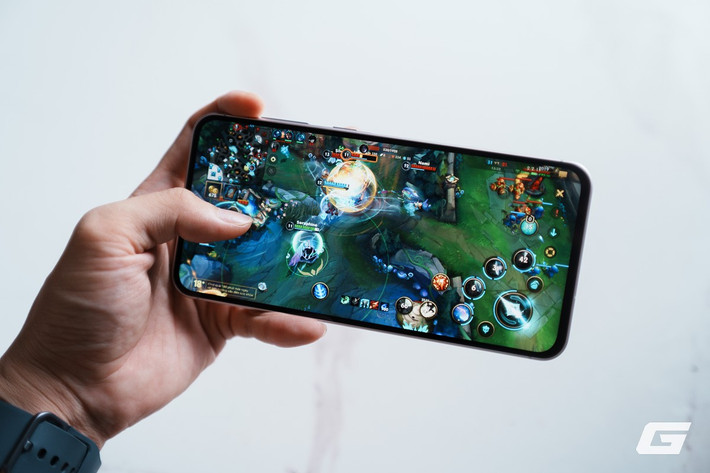 Về hiệu năng, chip Exynos 1580 cùng hệ thống tản nhiệt buồng hơi mang lại trải nghiệm chơi game và đa nhiệm vượt mong đợi trong tầm giá. (Ảnh: Genk)