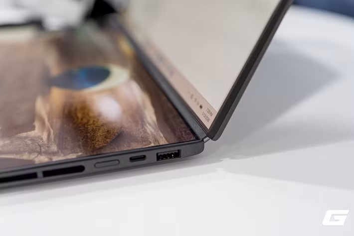 So với thế hệ đầu tiên, Zenbook DUO 2026 được tinh chỉnh mạnh về thiết kế với phần khe hở giữa hai màn hình giảm từ khoảng 26mm xuống chỉ còn 7,66mm, giúp trải nghiệm hiển thị liền mạch hơn đáng kể khi dựng video, làm bảng tính hay xử lý nhiều cửa sổ công việc cùng lúc.(Ảnh: Genk)