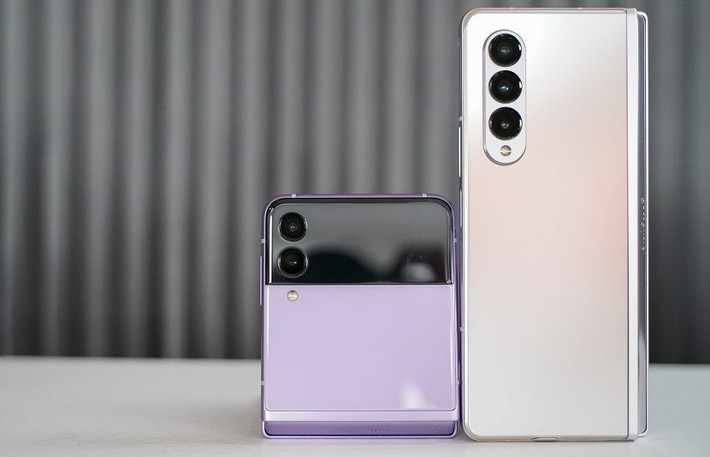 Điện thoại nắp gập vừa gợi hoài niệm vừa là phụ kiện thời trang, phản ánh phong cách cá nhân.