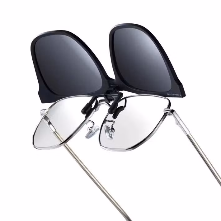 Kính râm phân cực Xiaomi Clip UV400 là phụ kiện tiện lợi cho người cận thị, kẹp trực tiếp lên gọng kính, lens TAC siêu mỏng chống tia UV400 và loại bỏ ánh sáng chói, giá 420.120 đồng, thiết kế lật linh hoạt khi vào vùng tối.