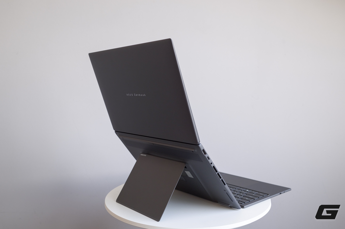 Thiết kế mới giúp người dùng có thể đặt bàn phím trên bàn hoặc đùi, tạo trải nghiệm giống setup desktop thu nhỏ, phù hợp cho làm việc di động.(Genk)