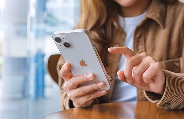 Trong bối cảnh ảnh, video và dữ liệu ứng dụng ngày càng chiếm nhiều không gian lưu trữ, không ít người dùng iPhone thường xuyên nhận cảnh báo “bộ nhớ đầy”, khiến việc chụp ảnh, tải ứng dụng mới hay cập nhật hệ điều hành gặp khó khăn, trong khi nguyên nhân thực sự đôi khi lại đến từ những tệp ẩn và cài đặt mặc định mà rất ít người để ý tới.