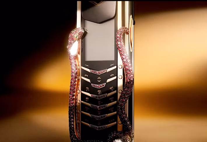 Từng được xem là biểu tượng xa xỉ của làng di động, Vertu đã trải qua hành trình từ đỉnh cao trị giá gần 300 triệu USD đến phá sản chỉ sau hơn một thập kỷ, trở thành bài học đắt giá trong kỷ nguyên smartphone.