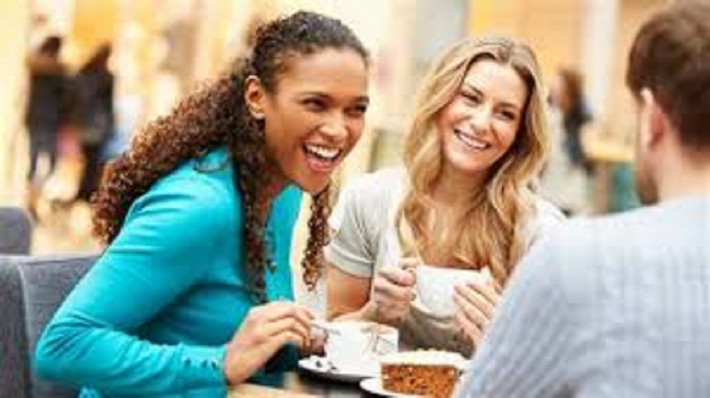 Nhóm nghiên cứu khuyến nghị nguyên tắc “Thay thế, không cấm đoán”, tức dùng thời gian rảnh cho vận động, giao tiếp trực tiếp hoặc nghỉ ngơi đúng nghĩa.