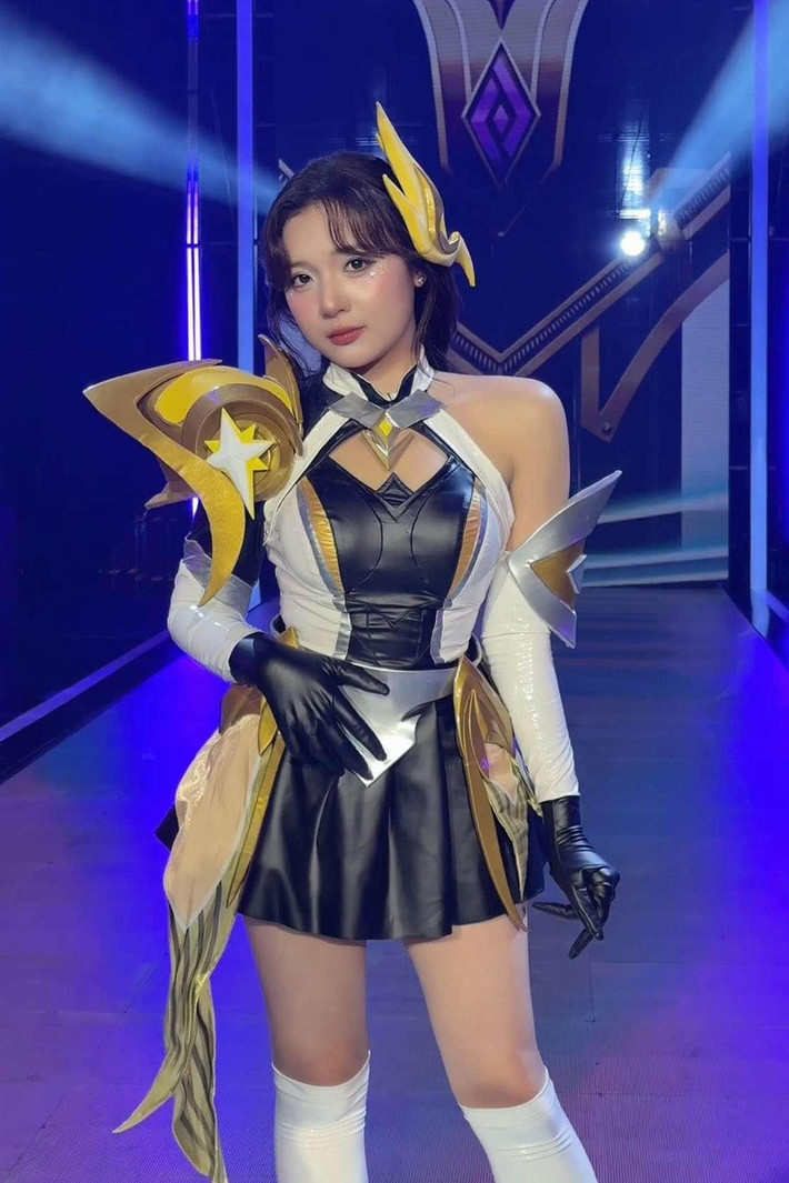 Vẻ ngoài rạng rỡ, phong thái chuyên nghiệp giúp nữ MC chiếm trọn spotlight sân khấu.