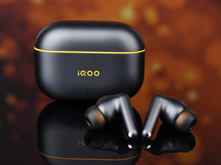 Sau khi trình làng flagship iQOO 15, vivo tiếp tục mở rộng hệ sinh thái với tai nghe không dây iQOO TWS 5.