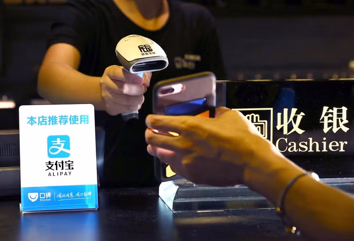 Trung Quốc cũng tự chủ hạ tầng tài chính số với Alipay và WeChat Pay, gần như xóa sổ tiền mặt trong đời sống hàng ngày.