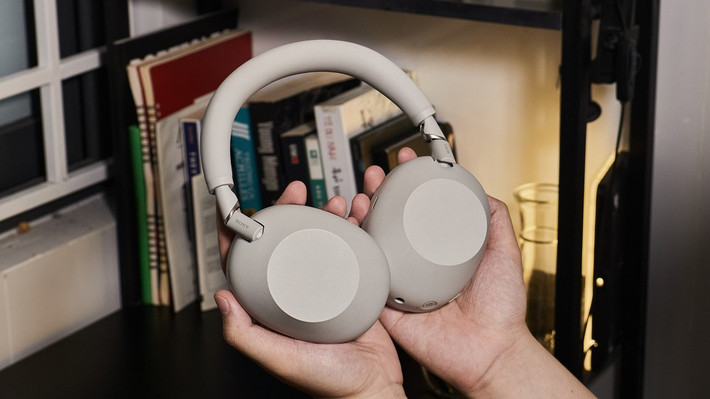 Chất âm cân bằng, pin 30 giờ và khả năng tối ưu thông minh giúp XM6 trở thành lựa chọn “an toàn” cho người nghe nhạc nhiều giờ mỗi ngày.