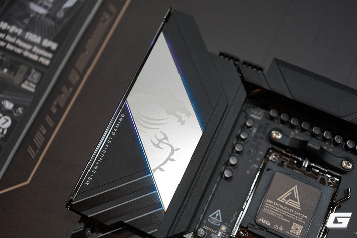 Nổi bật nhất là MEG X870E UNIFY-X MAX, dòng mainboard ép xung trứ danh với thiết kế hai khe RAM tối ưu đường tín hiệu.(Ảnh: Genk)