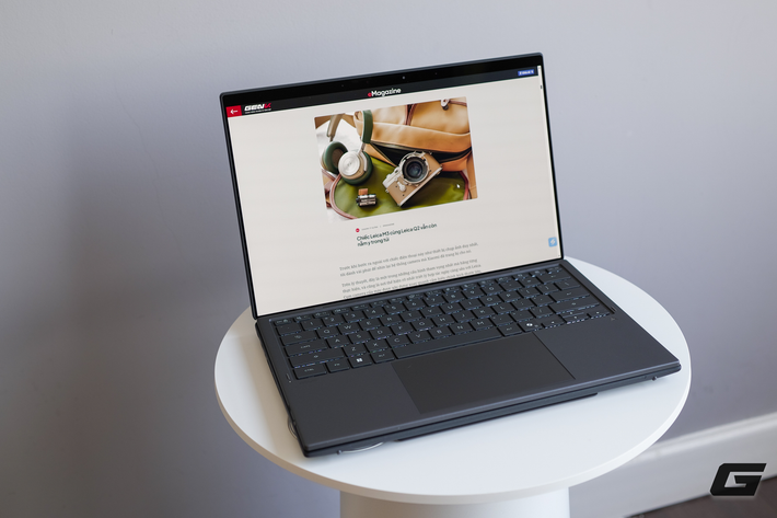 Kickstand tích hợp cho phép linh hoạt chuyển đổi nhiều chế độ: laptop truyền thống, hai màn hình với bàn phím rời, dựng dọc như workstation hay chia sẻ nội dung.(Genk)