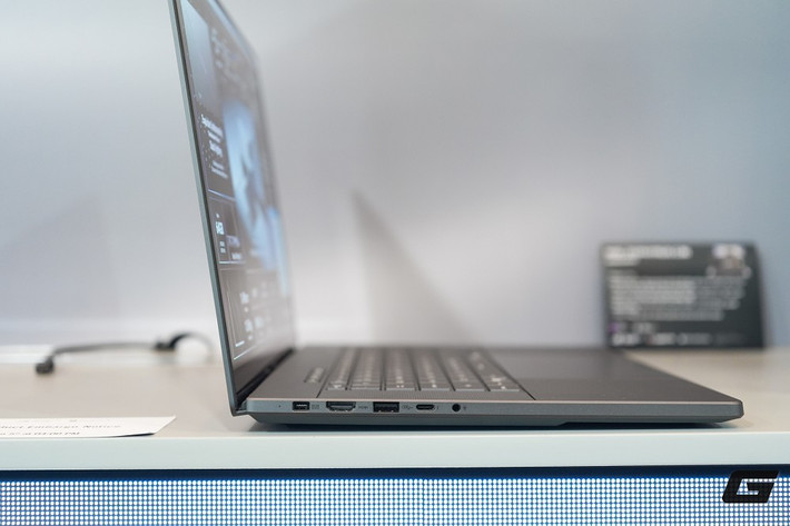 Màn hình OLED đạt chuẩn ROG Nebula HDR với độ sáng 1100 nits và màu sắc chuẩn xác phục vụ cả chơi game lẫn đồ họa.(Ảnh: Genk)