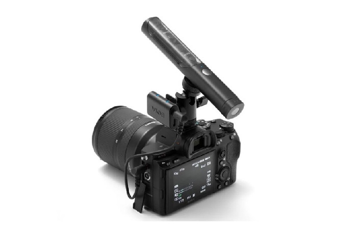 Với cấu hình 2 micro và 1 đầu thu, thiết bị cho phép ghi âm đồng thời hai người mà không cần thêm phụ kiện trung gian.