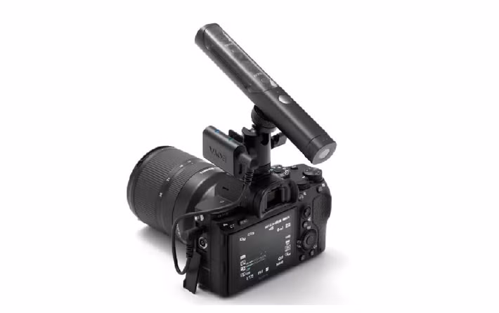 Với cấu hình 2 micro và 1 đầu thu, thiết bị cho phép ghi âm đồng thời hai người mà không cần thêm phụ kiện trung gian.