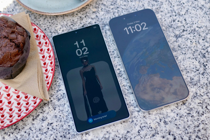 Người dùng không cần nghiêng máy hay che tay để nhìn rõ nội dung trên màn hình.(Ảnh: markettimes)