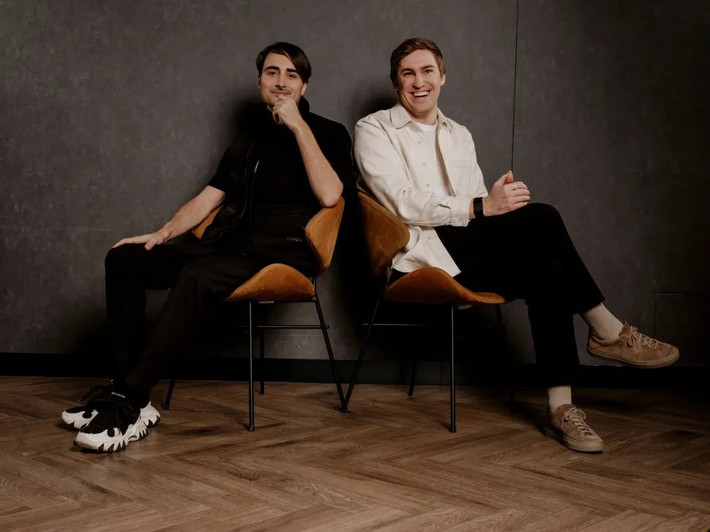 Hai founder Mateusz Staniszewski và Piotr Dabkowski đều mới 30 tuổi đã thành tỷ phú đô la.