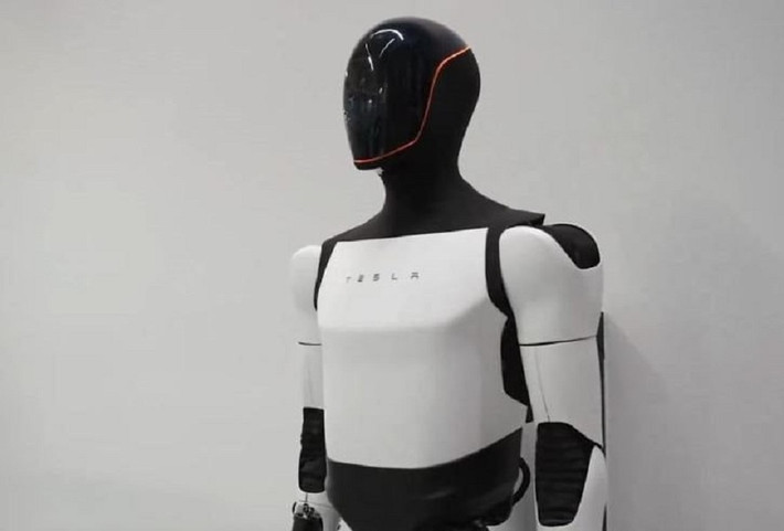 Từ năm 2025, Tesla chuyển sang dùng camera gắn trên người thật để robot học bằng quan sát.