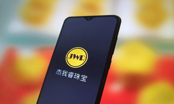 Trong bối cảnh giá vàng thế giới tăng mạnh, hàng loạt nhà đầu tư cá nhân đã đổ tiền vào JWR với kỳ vọng chốt lời nhanh. (Ảnh: VCG)