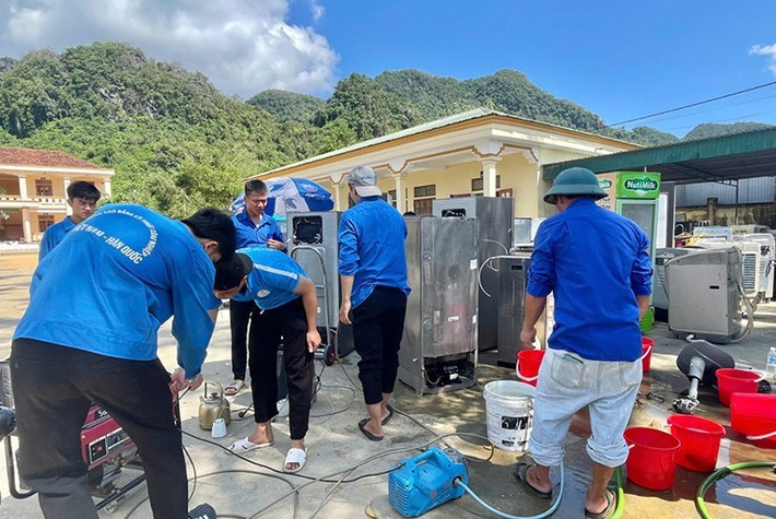 Tuyệt đối không bật thiết bị ngay sau khi sấy khô mà nên để thêm vài ngày để đảm bảo an toàn tuyệt đối.