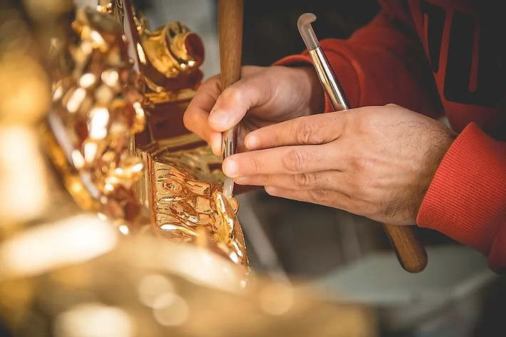 Công nghệ điện sơ khai, từ dây đồng đến máy phát điện đơn giản, cũng đủ để thắp sáng đêm trường Trung Cổ và thúc đẩy sản xuất, in ấn.