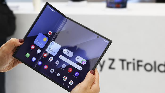Tương lai của dòng gập ba Samsung vẫn bỏ ngỏ, khi hãng có thể chuyển hướng công nghệ này sang các thiết bị thực tế hơn thay vì tiếp tục theo đuổi phân khúc siêu đắt đỏ.