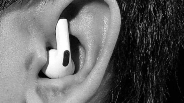 Nếu đeo theo kiểu này, người dùng gần như phải đảo tai trái phải, khiến âm thanh có thể bị lệch kênh và giảm chất lượng.