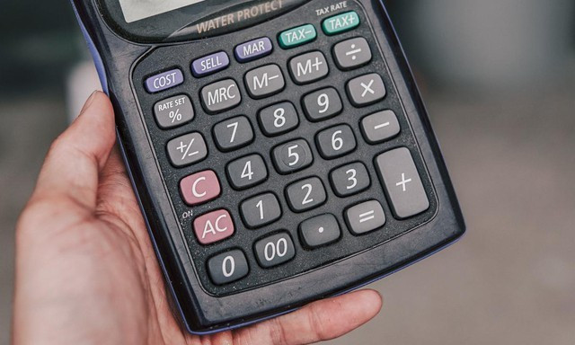 Nhiều người dùng vẫn ưa chuộng cảm giác bấm phím trực tiếp, dễ đối chiếu và hạn chế nhầm lẫn trong giao dịch.