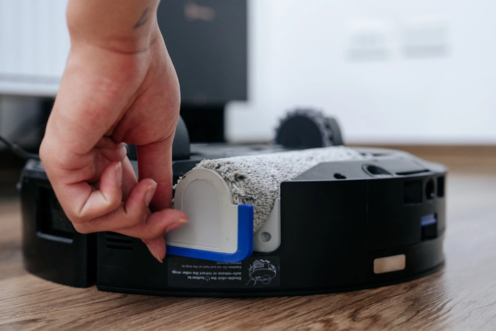 Khi giẻ ẩm kết hợp với độ ẩm, quá trình phân hủy sinh học diễn ra, tạo ra mùi tanh đặc trưng.