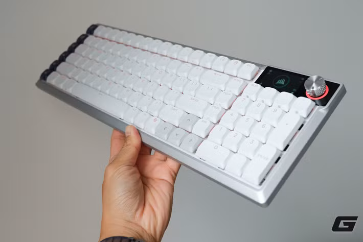 Không chỉ tập trung vào hiệu năng chơi game, Corsair còn áp dụng cấu trúc gasket-mounted cùng nhiều lớp tiêu âm giúp cảm giác gõ trở nên mềm mại, giảm tiếng vang và mang lại sự thoải mái khi sử dụng trong thời gian dài.(Ảnh: Genk)