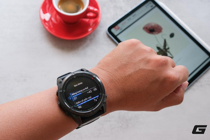 Với các cửa hàng có máy POS hoặc quét QR, việc thanh toán bằng đồng hồ diễn ra nhanh chóng và thuận tiện.(Ảnh: Genk)