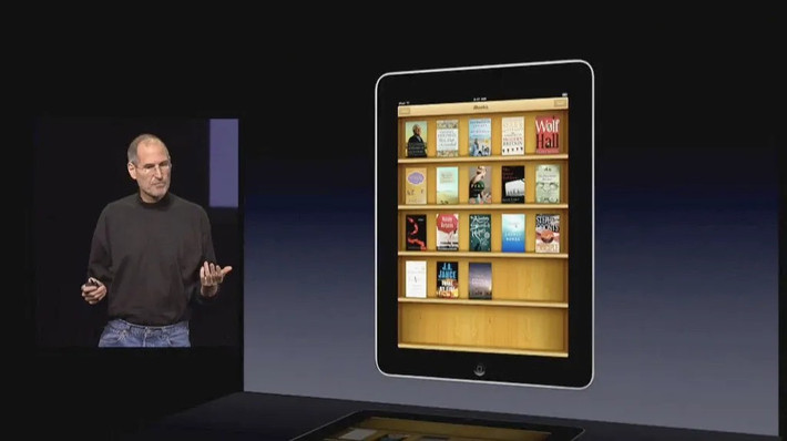 Song song phần cứng, iOS trên màn hình lớn cùng iBooks giúp Apple chính thức bước chân vào thị trường sách điện tử.