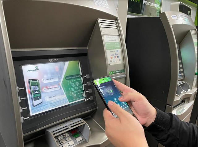 Các ATM thuộc mạng lưới NAPAS đã tích hợp tính năng này với phí và hạn mức tương tự thẻ NAPAS.