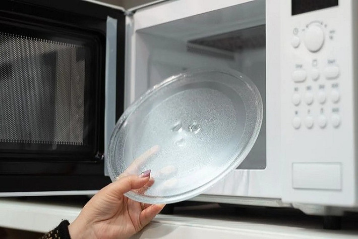 Kính được chọn làm vật liệu đĩa vì không hấp thụ hay phản xạ vi sóng, đảm bảo an toàn và tiết kiệm năng lượng.