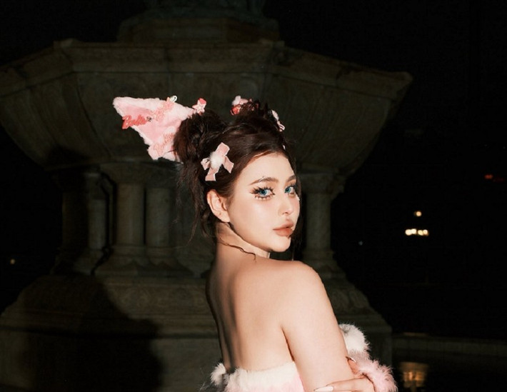 Trong bộ ảnh mới, Sunna hóa thân thành thỏ trắng với corset hồng pastel khoe trọn đường cong gợi cảm và đôi chân dài nuột nà.