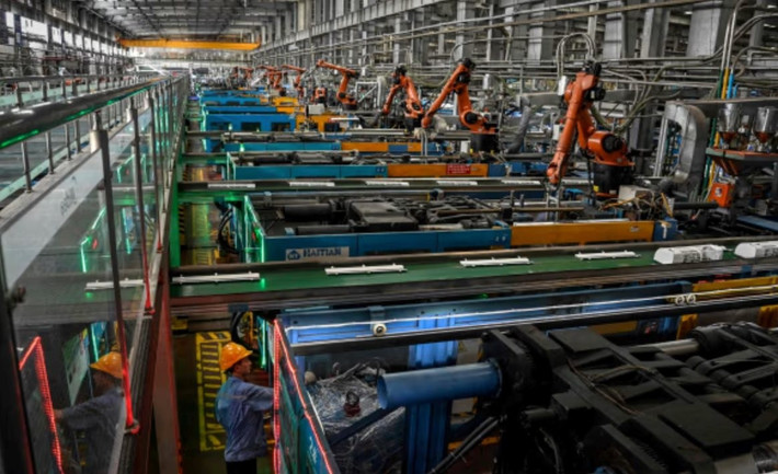 Tại Baosteel, robot thay thế lao động trong môi trường độc hại, AI phân tích dữ liệu giảm lỗi sản xuất.