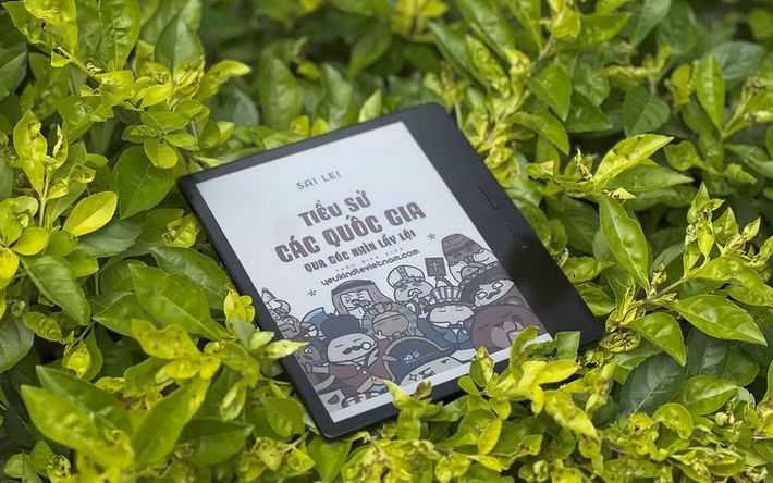 Nhiều người chọn máy đọc sách e-ink vì tin rằng công nghệ này bảo vệ thị lực tốt hơn điện thoại hay tablet. (Ảnh: Genk)