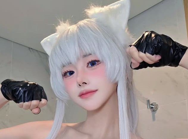 Khoảnh khắc Faker giữ biểu cảm nghiêm túc bên cạnh Nari khiến bức ảnh trở nên viral mạnh mẽ.