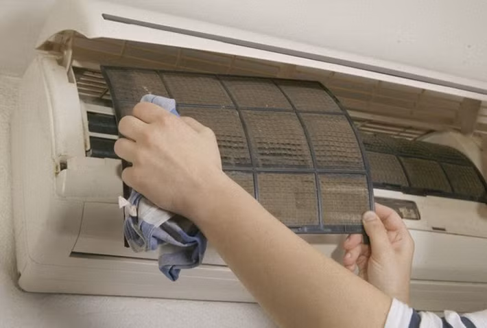Để kéo dài tuổi thọ điều hòa, người dùng nên vệ sinh lưới lọc thường xuyên, kiểm tra gas định kỳ và bảo trì toàn bộ hệ thống ít nhất mỗi năm một lần, bởi một chiếc điều hòa được chăm sóc đúng cách không chỉ bền hơn mà còn giúp tiết kiệm đáng kể chi phí điện năng trong mùa nóng.