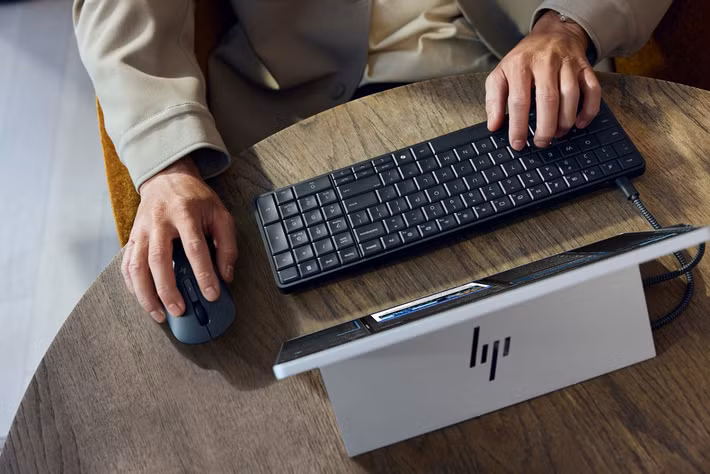 Tại CES 2026, HP đã trình làng EliteBoard G1a, một thiết bị có ngoại hình như bàn phím nhưng thực chất là máy tính all-in-one hoàn chỉnh.