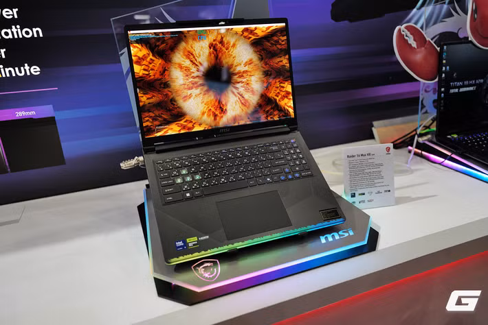 Song song với các phiên bản đặc biệt, MSI cũng giới thiệu đầy đủ dải gaming laptop thế hệ mới gồm Raider 16 Max HX, Stealth 16 AI và Cyborg 15 Max, trong đó Raider 16 Max HX nổi bật với tổng công suất CPU và GPU lên tới 250W nhờ hệ thống Cooler Boost cải tiến, còn Stealth 16 AI tiếp tục theo đuổi triết lý mỏng nhẹ nhưng vẫn sở hữu sức mạnh đủ đáp ứng nhu cầu gaming và AI PC cao cấp. (Ảnh: Genk)
