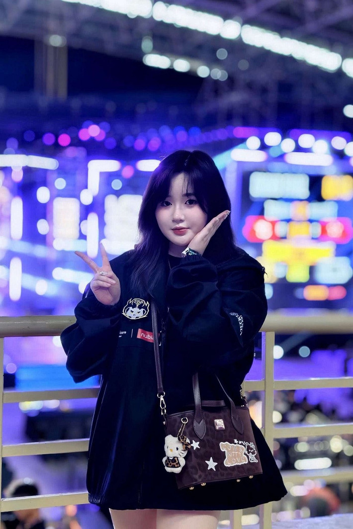 Quỳnh Alee càng được chú ý hơn khi công khai mối quan hệ với tuyển thủ SGP Fish.