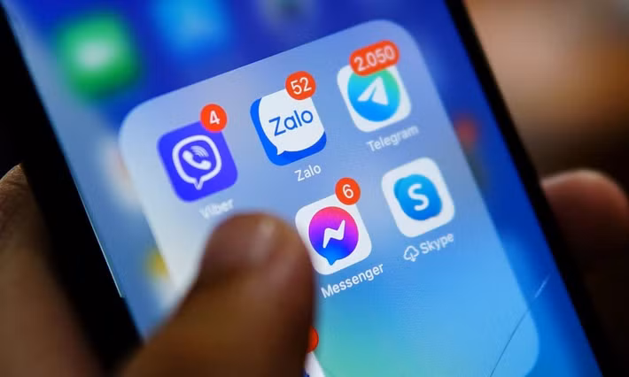 Nhiều ý kiến cho rằng người dùng đang bị đặt vào thế “chấp nhận hoặc bị gián đoạn dịch vụ”, trong khi Zalo đã trở thành hạ tầng giao tiếp số quen thuộc.